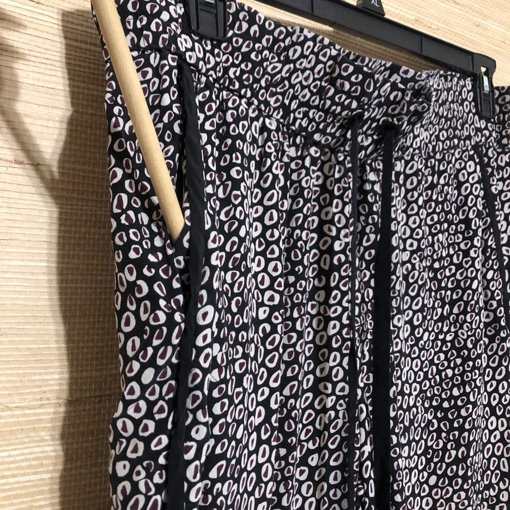 Diane Von Furstenberg 100% Silk Patterned Drawstring Capri Pants Size Medium - Picture 3 of 10